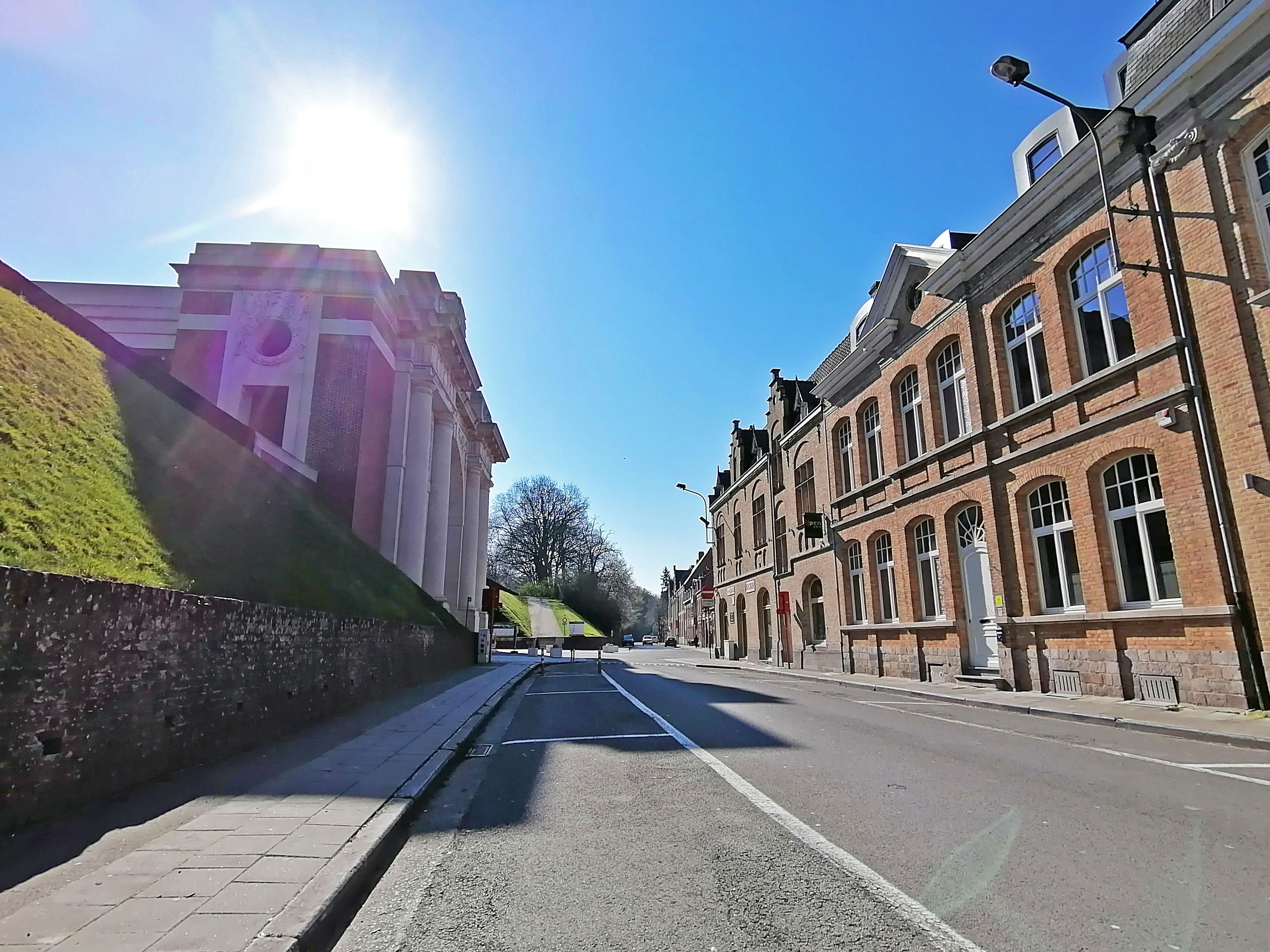 MENIN GATE IEPER BUITEN