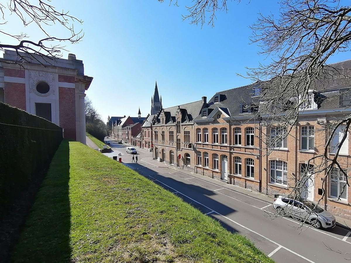 MENIN GATE IEPER BUITEN